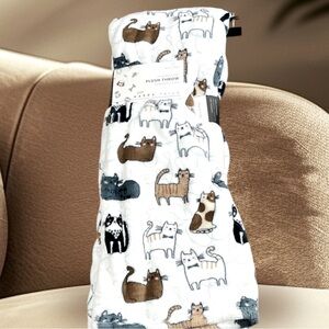 Happy Tails - ‘Cats Cats Cats’ plush throw. 50“ x 70“. NWT. Firm!